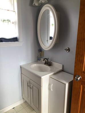 Suihku, hiustenkuivaaja, pyyhkeet, saippua