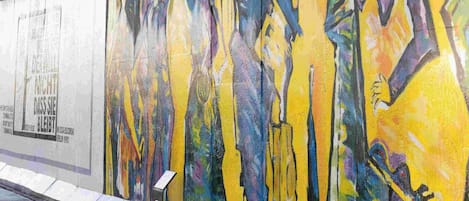 Un mural en una pared con figuras abstractas y texto.