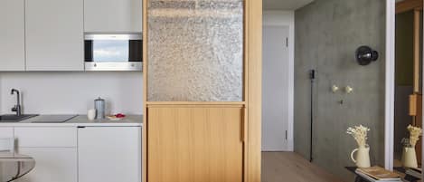 City-Studio | Eigene Küche | Kühlschrank, Mikrowelle, Herdplatte, Wasserkocher mit Kaffee-/Teezubehör