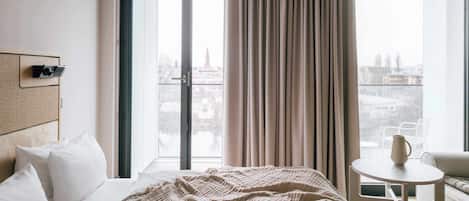 Estúdio urbano, vista para o rio | Cofres nos quartos, escrivaninha, espaço de trabalho para notebook