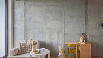Une pièce comprenant un canapé, une petite table, un bureau et une chaise.