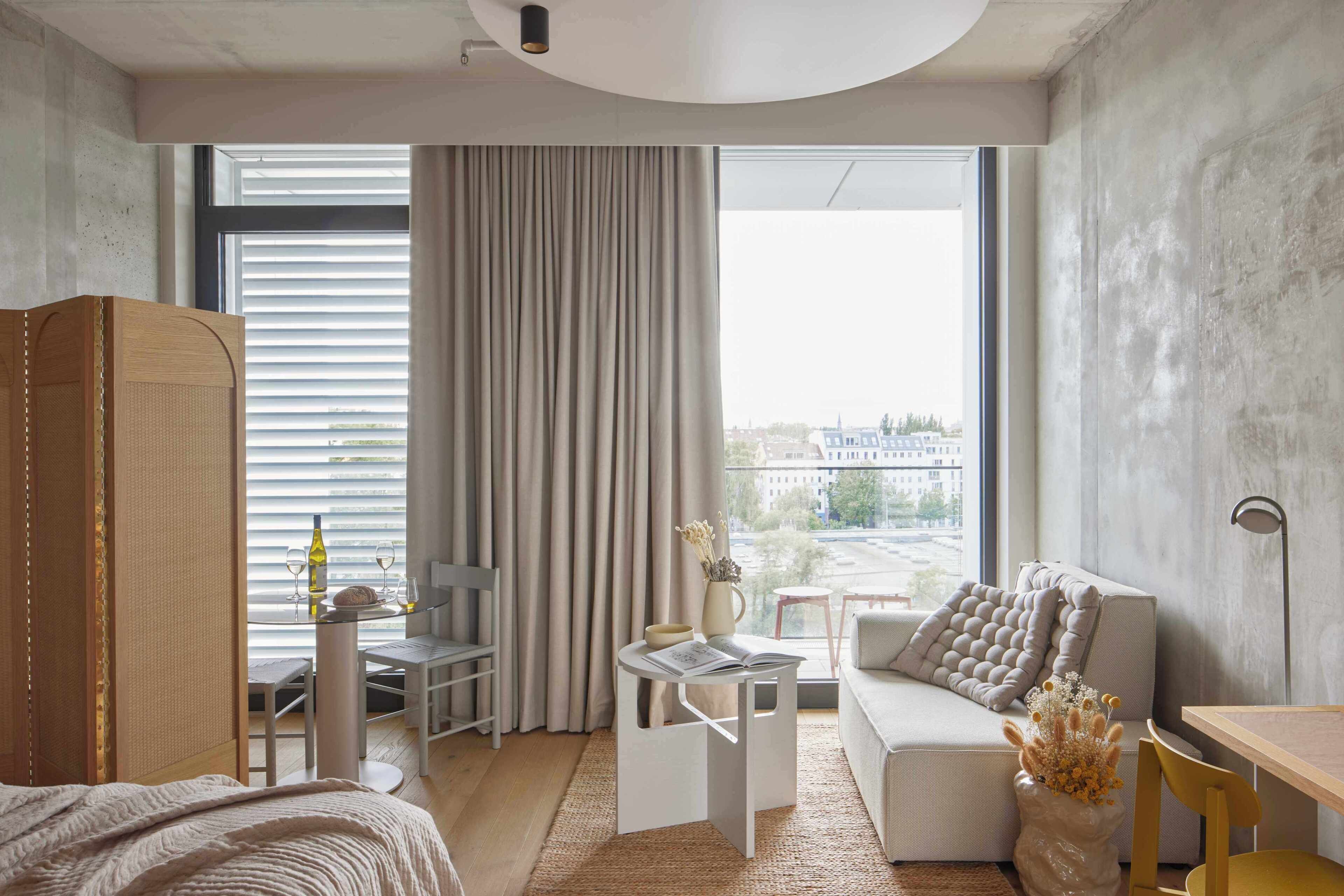 Locke Studio | 客房内保险箱、办公桌、笔记本电脑工作区、遮光窗帘