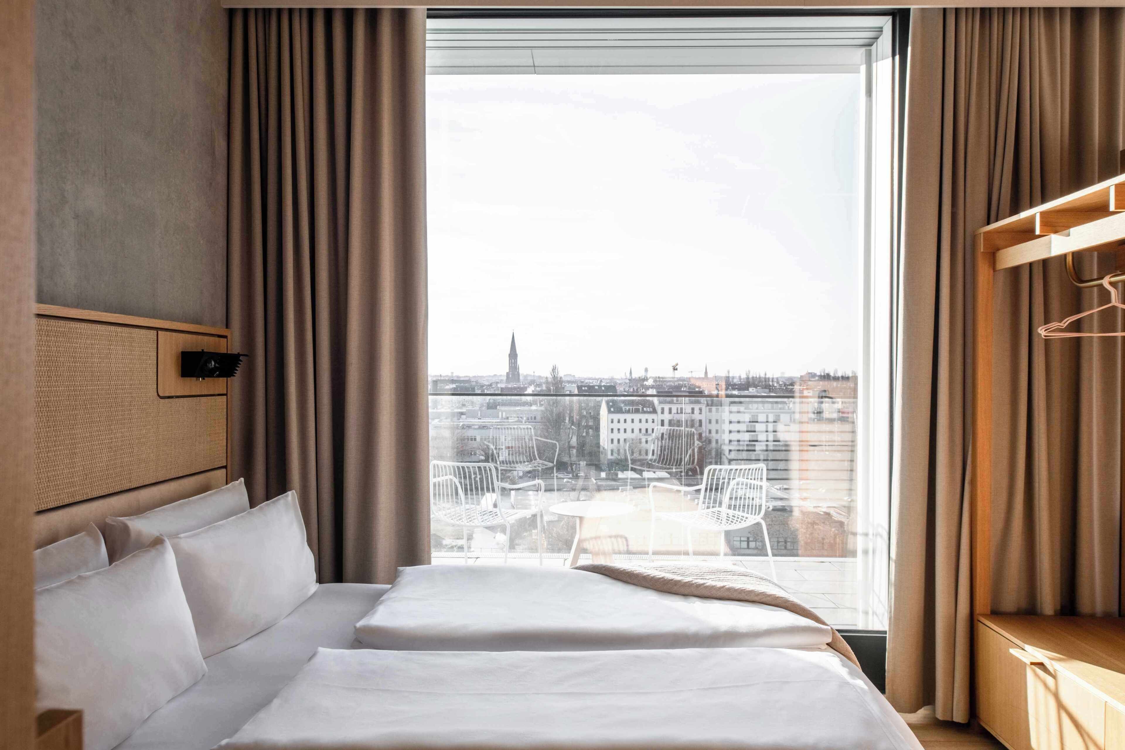 River View Suite | In-room safe, desk, laptop workspace, blackout drapes
