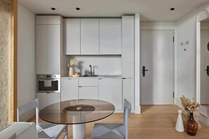 Suite – city, byutsikt | Eget kjøkken | Kjøleskap, mikrobølgeovn, kokeplater og kaffetrakter/tekoker