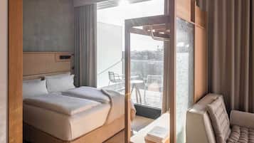 River View Suite | In-room safe, desk, laptop workspace, blackout drapes