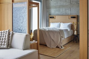 One Bedroom Open Plan Suite | In-room safe, desk, laptop workspace, blackout drapes - Locke at East Side Gallery (Berlin)