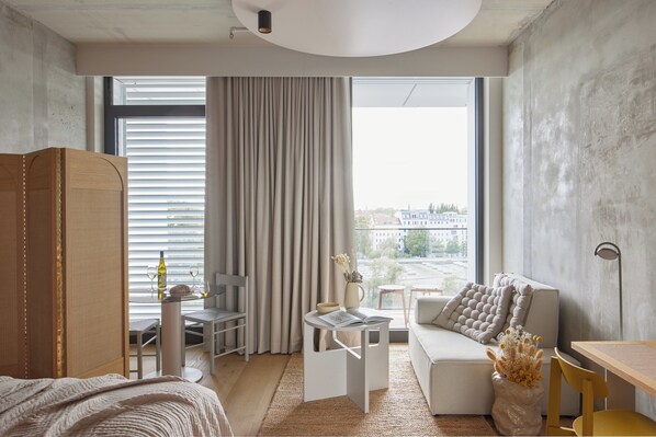 Locke Studio | Living area | 42-inch Smart TV with digital channels, TV - Locke at East Side Gallery (Berlin)