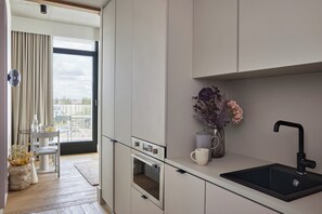 One Bedroom Suite | Eigene Küche | Kühlschrank, Mikrowelle, Herdplatte, Wasserkocher mit Kaffee-/Teezubehör