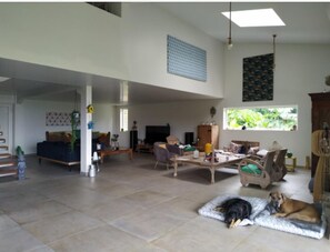 Unclassified image, 4 of 13, button - House in the center of Martinique with 2 dogs to look after (LE ROBERT)