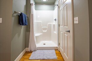 Douche, sèche-cheveux, serviettes fournies, savon