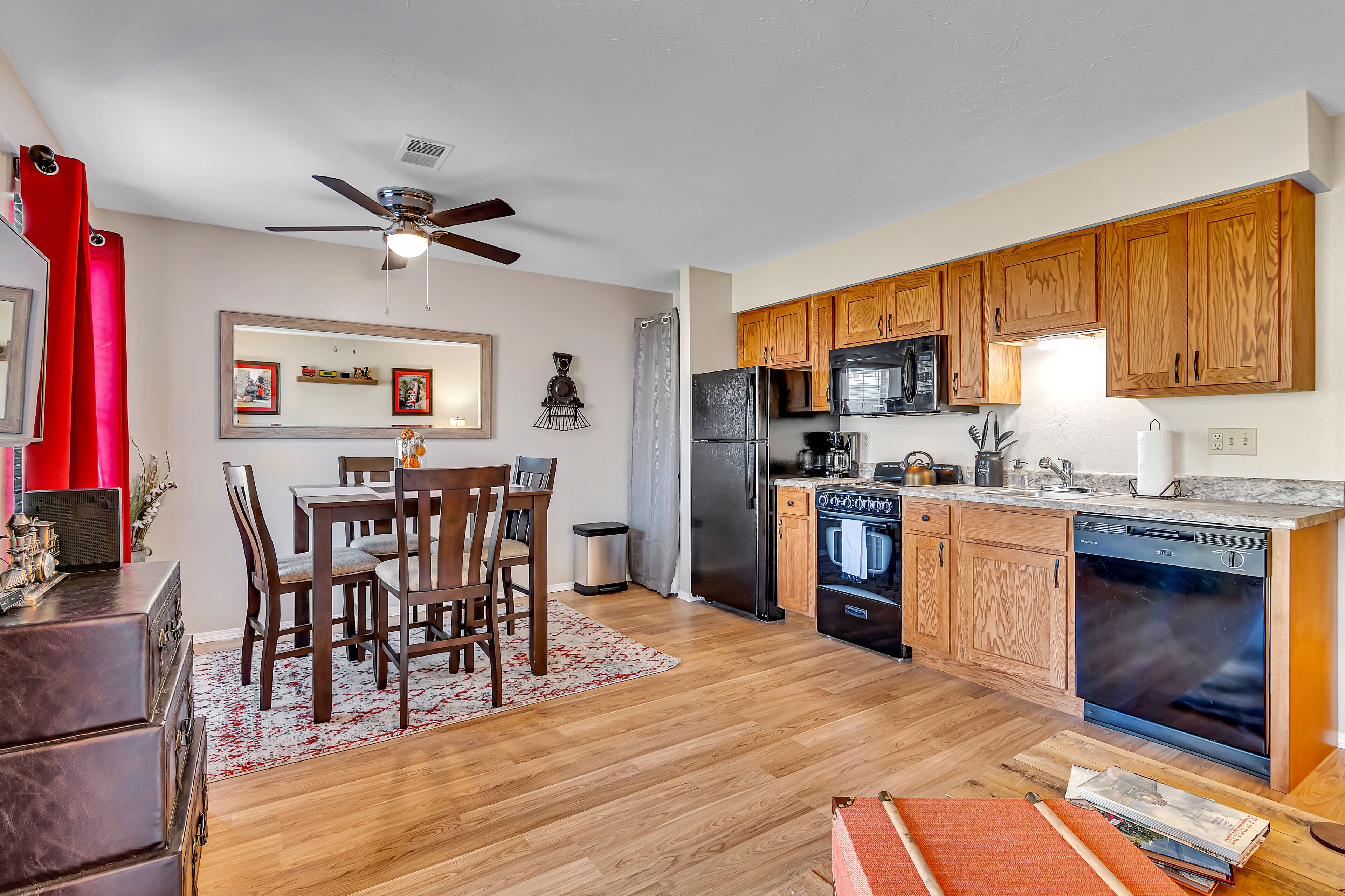 Een koelkast, een magnetron, een oven, een kookplaat