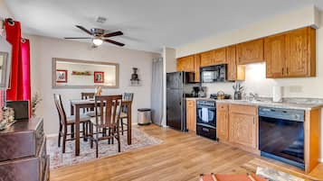 Een koelkast, een magnetron, een oven, een kookplaat