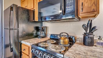 Een koelkast, een magnetron, een oven, een kookplaat