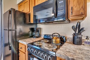 Een koelkast, een magnetron, een oven, een kookplaat