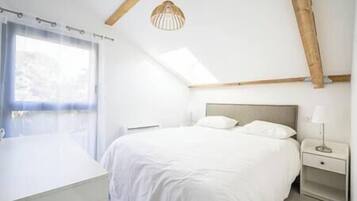 1 slaapkamer, een bureau, een strijkplank/strijkijzer, wifi