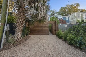 Property grounds - Calling all families, artists and dreamers! (Savannah)