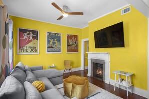 Smart TV, fireplace, stereo - Calling all families, artists and dreamers! (Savannah)