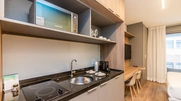 Frigorífic, microones, placa de cuina i cafetera exprés