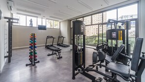 A gym with treadmills, a weight rack, and a squat rack. - Charlie Domy Paraíso (São Paulo)