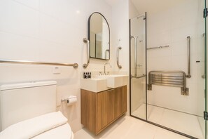 Shower, hair dryer, towels - Charlie Domy Paraíso (São Paulo)