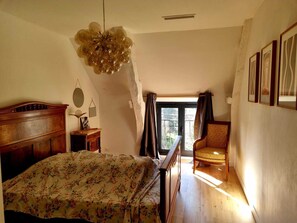 3 bedrooms, desk, iron/ironing board, travel crib