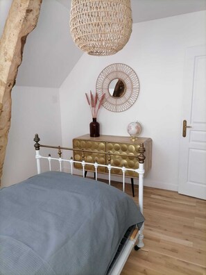 3 bedrooms, desk, iron/ironing board, travel cot