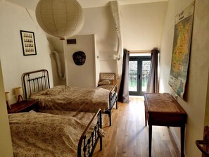 3 quartos, escrivaninha, ferros/tábuas de passar roupa, berço de viagem