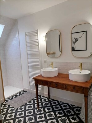 Shower, hair dryer, towels - 3 Bedroom Private vacation home in PINSAC (PINSAC)