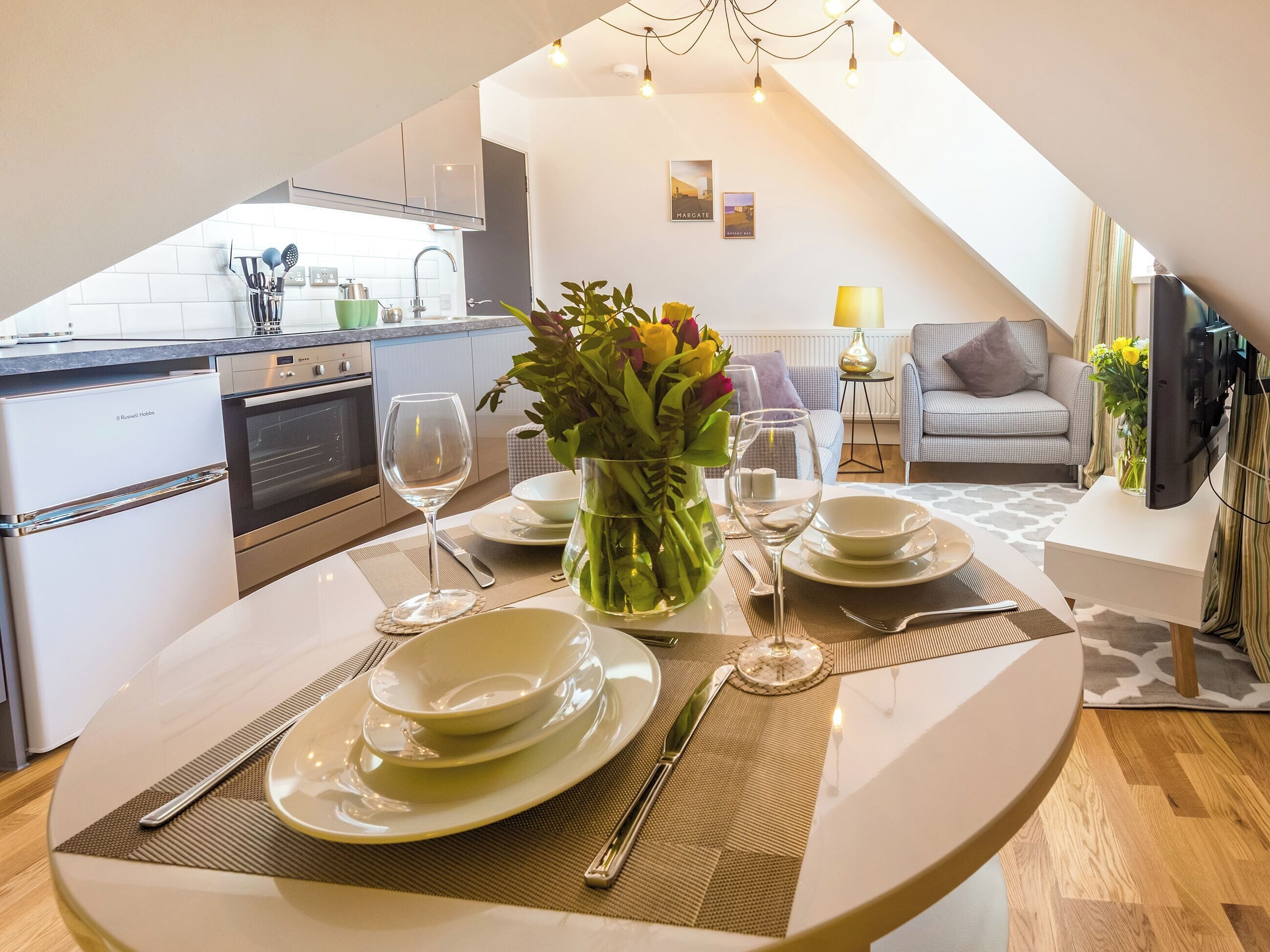 Chaise haute, batterie de cuisine, vaisselle et ustensiles