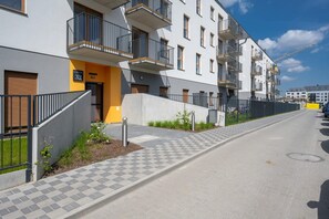 Exterior - Peaceful Apartment with Terrace | Free Parking in Garage (Wroclaw)