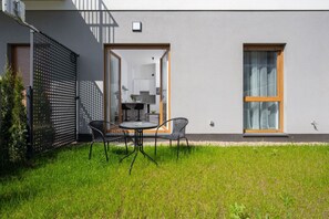 Outdoor dining - Peaceful Apartment with Terrace | Free Parking in Garage (Wroclaw)