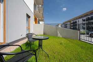 Outdoor dining - Peaceful Apartment with Terrace | Free Parking in Garage (Wroclaw)