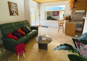 Smart TV - Sunny 4-room apartment with large palm terrace. Lake view (Caslano)