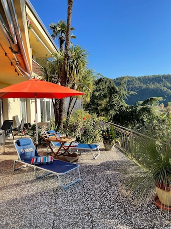 Terrace/patio. Sunny 4-room apartment with large palm terrace. Lake view