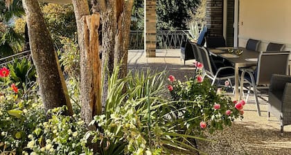 Sunny 4-room apartment with large palm terrace. Lake view