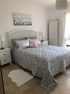 2 bedrooms, travel cot, WiFi, bed sheets - Sunny 4-room apartment with large palm terrace. Lake view (Caslano)