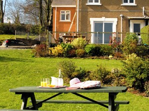Outdoor dining - 4 bedroom accommodation in New Quay, near Cardigan (New Quay, near Cardigan)