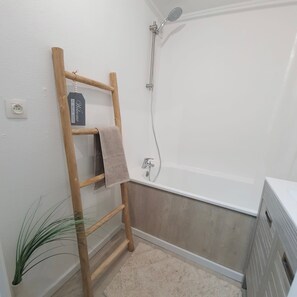 Ensemble baignoire-douche, séchoir à cheveux, savon, papier de toilette