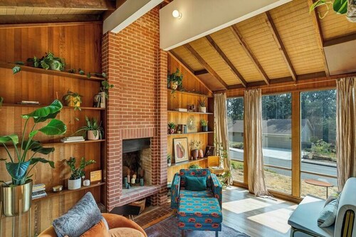 Capitol Cabin! Designer Home w/ Soaring Windows