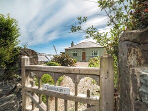 Property grounds - An eco-friendly holiday bungalow near Abererch Beach on the Llyn Peninsula. (Pwllheli)
