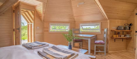 1 bedroom, bed sheets