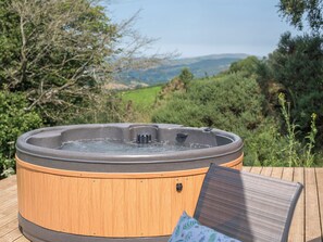 Outdoor spa tub - Dol y Mynydd (The Mountain Meadow)-QU7521 (Abergele)