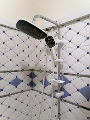 Dusche, Seife, Shampoo, Toilettenpapier