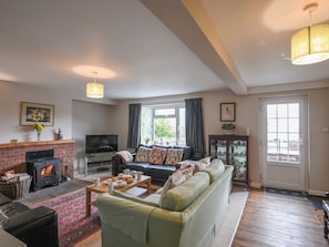 TV, fireplace - 7 bedroom accommodation in Llanyblodwel (Llanyblodwel)