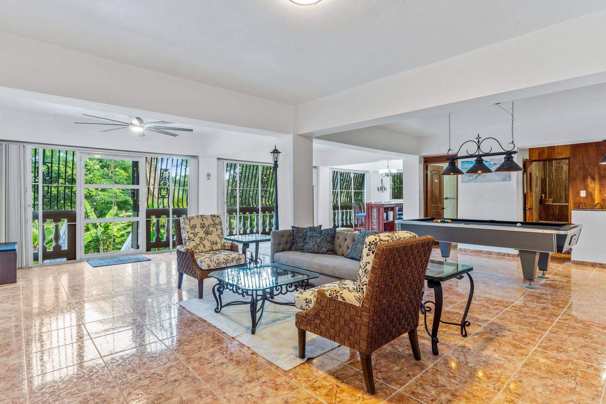 Téléviseur connecté, lecteur de DVD, livres, chaîne audio