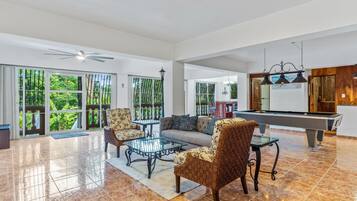 Téléviseur connecté, lecteur de DVD, livres, chaîne audio