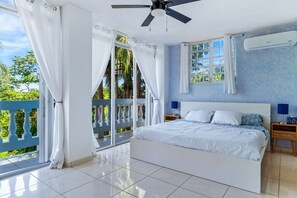 6 soverom, skrivebord, strykejern/-brett og reiseseng for barn