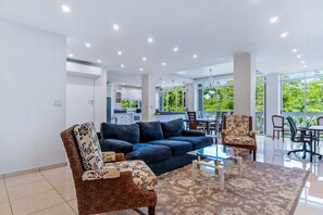 Smart-TV, DVD-spiller, bøker og stereoanlegg