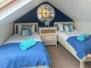 3 bedrooms, free WiFi, bed sheets - 3 bedroom accommodation in Morfa Nefyn (Morfa Nefyn)