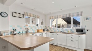 Dishwasher, highchair - 3 bedroom accommodation in Morfa Nefyn (Morfa Nefyn)